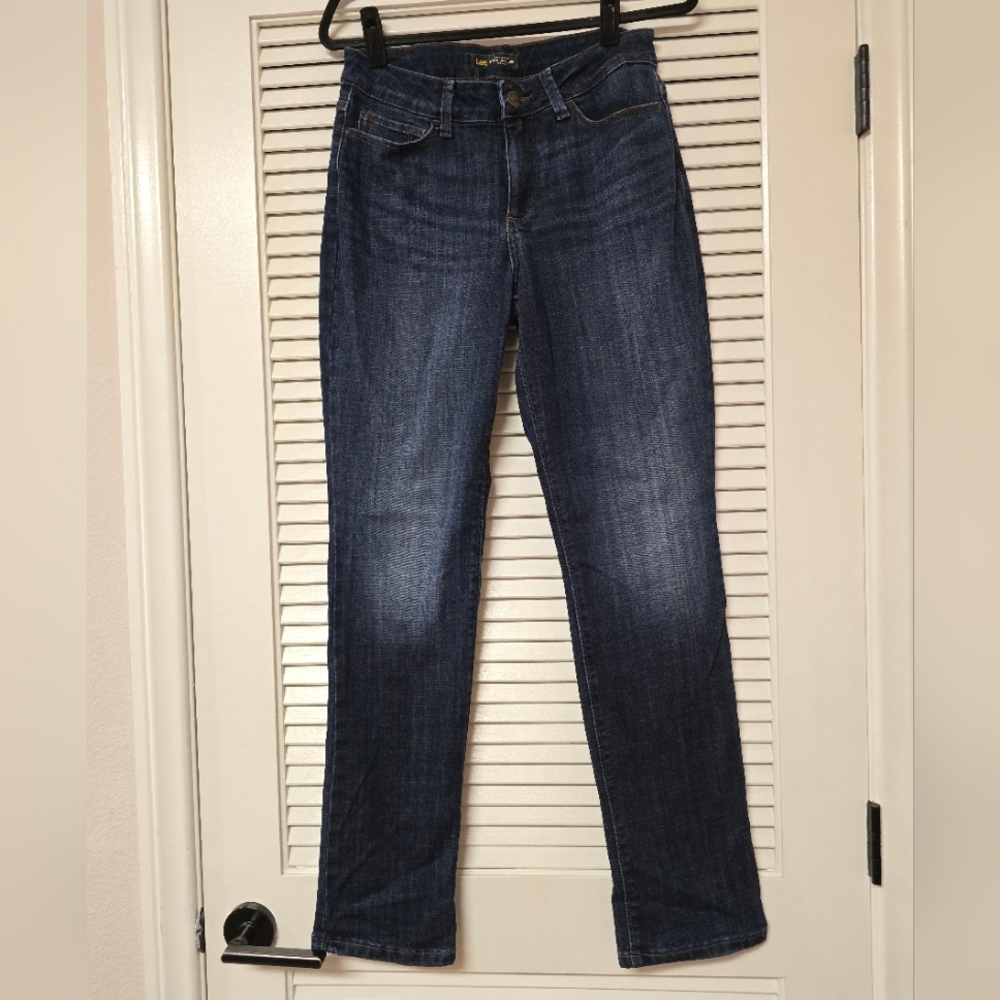 Lee - Regular Fit Straight Leg Mid Rise Secretly Shapes Jeans With Pockets